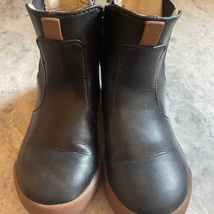 Like new periods black leather boots sz.25